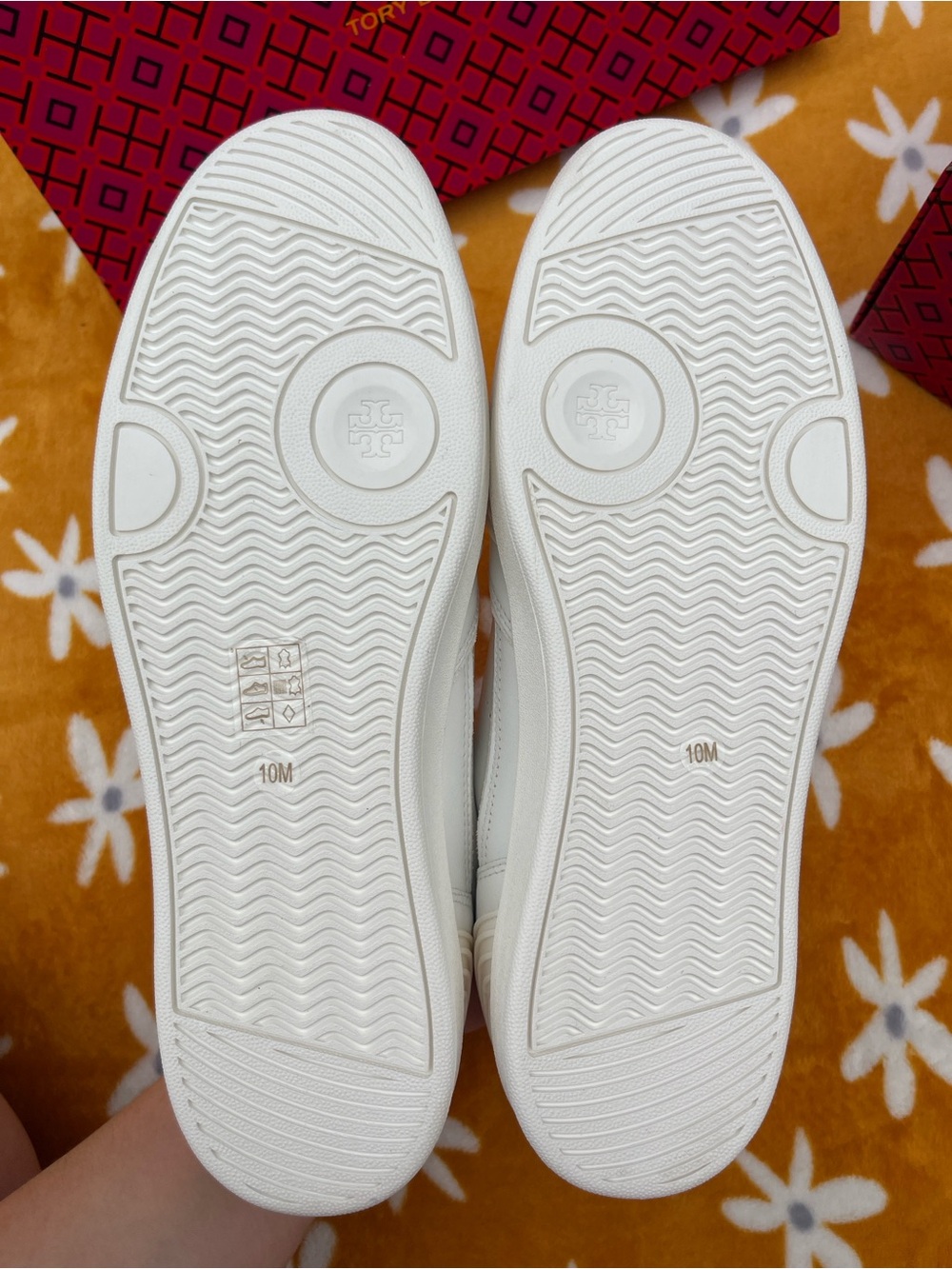 NEW NIB Tory Burch Clover Court Sneaker in Titanium White Size 10 Nappa Leather - Picture 15 of 16